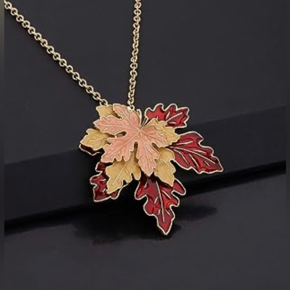 NWT Maple Leaf Necklace Tri-Color Metal Maple Leaf Pendant - Picture 1 of 5